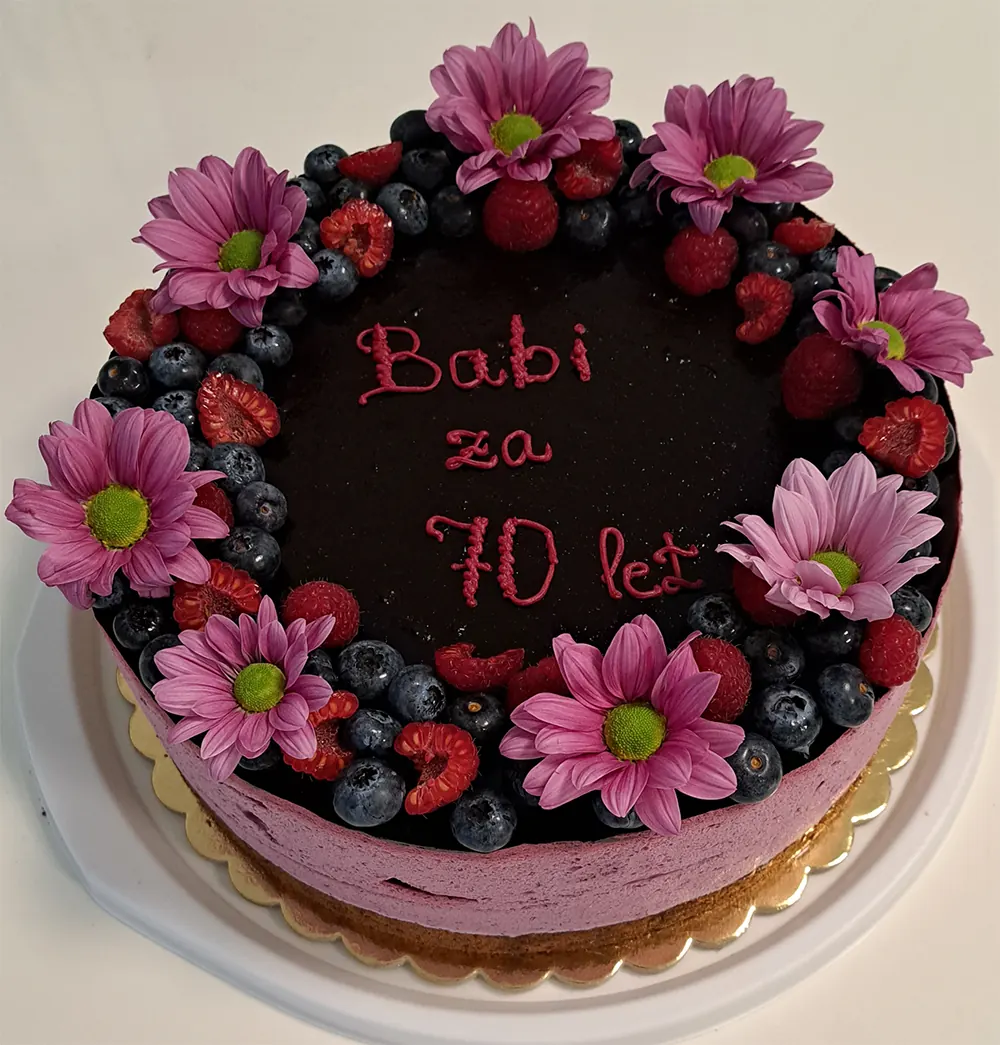 Torta z rožicami in sadjem